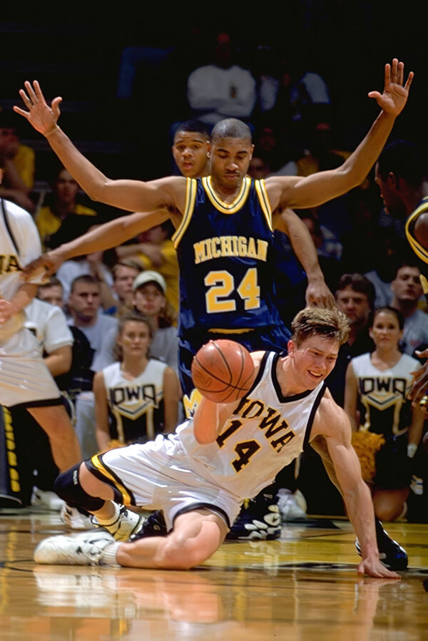 Big 10 basketball Iowa and Michigan